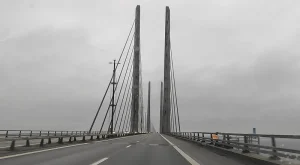 Вид з автомобіля на Ересуннський міст із високими опорами та кабелями у похмуру погоду