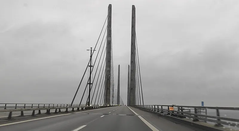 Вид з автомобіля на Ересуннський міст із високими опорами та кабелями у похмуру погоду