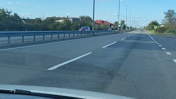 Рух автомобіля через населений пункт із обмеженням швидкості