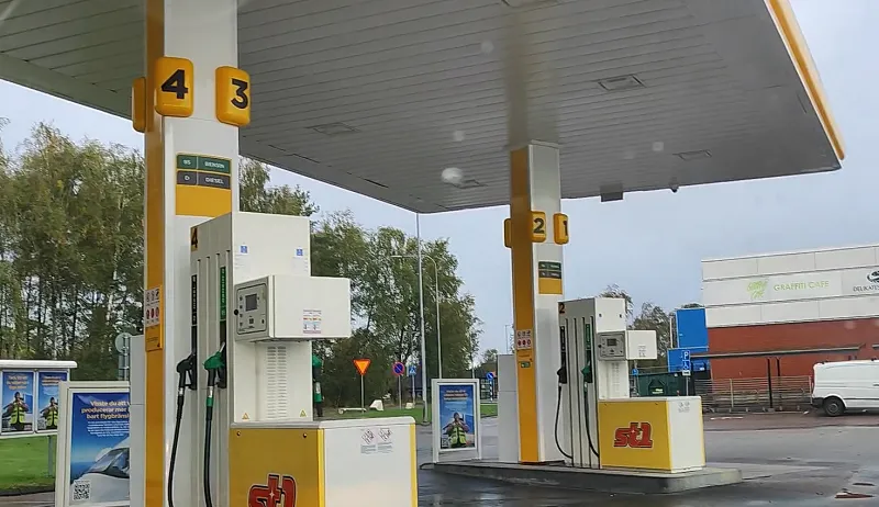 Автоматична АЗС самообслуговування у Швеції, де відбулася моя перша самостійна заправка.